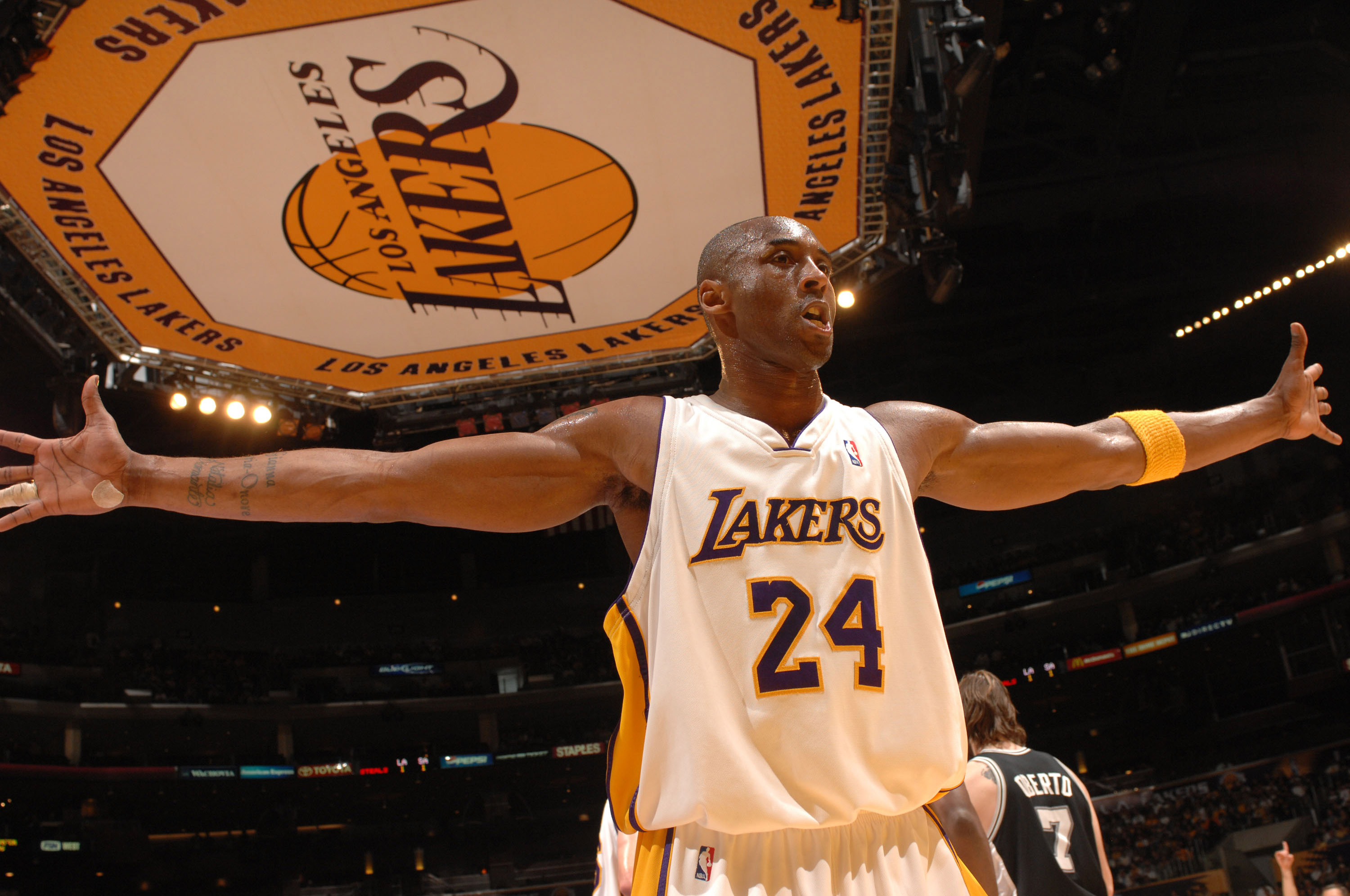 B费：这场比赛令人感到非常失望 我们不能畏缩不前应该多一些自信和勇气